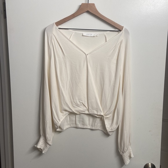 ASTR the label 💟 Women's Long Balloon Sleeve V-Neck Blouse Essex Faux Wrap Top - Picture 3 of 7